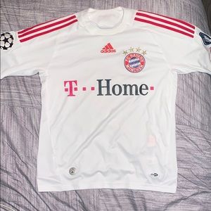 FC Bayern soccer jersey. LIKE NEW